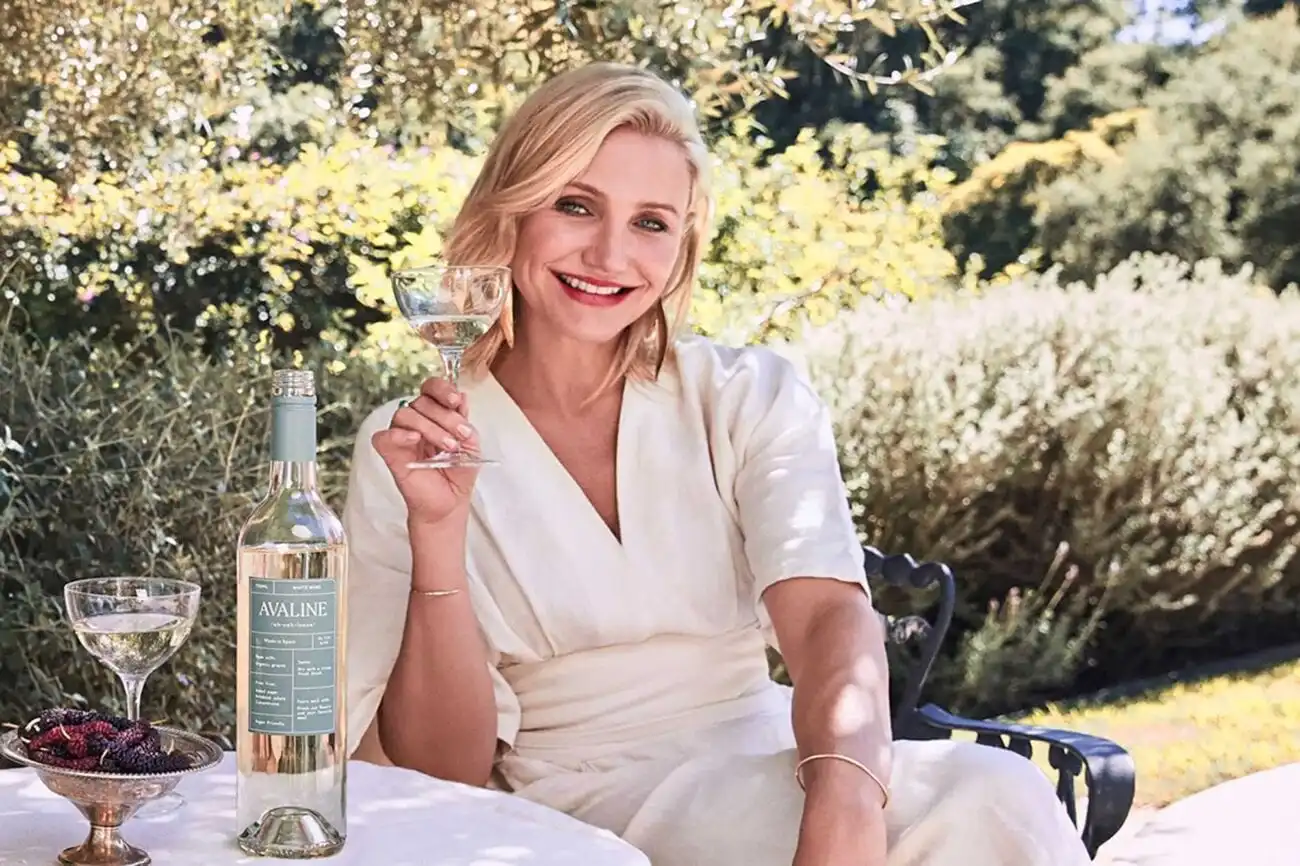  Cameron Diaz Drinking Alcohal