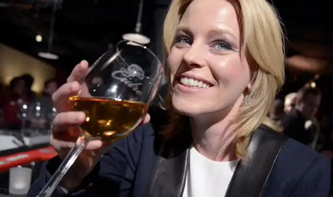  Elizabeth Banks Drinking Alcohal